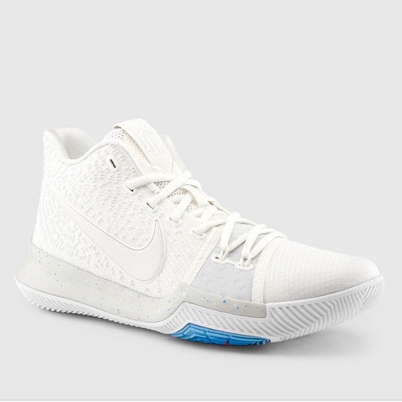 Nike Shoes - 1HR SALE🔥Kyrie lll sneakers